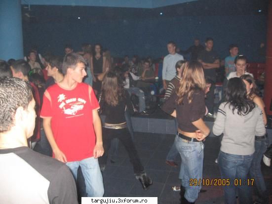 Friday night fever( ) - de ce oare sta tipa in negru asa cracanata - Societate