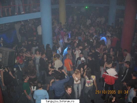 Friday night fever( ) - aglomeratie mare - Societate
